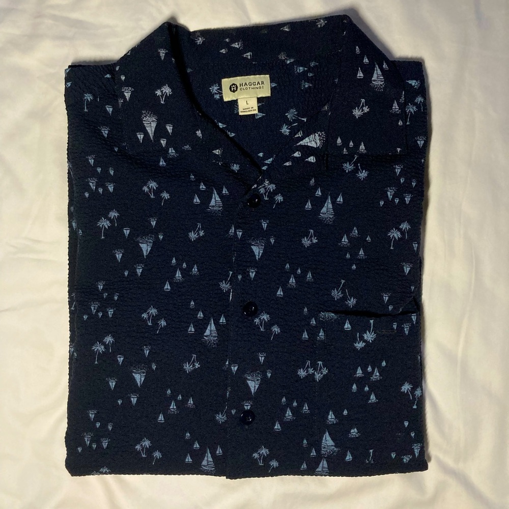 Navy Haggar seersucker casual button down - size Large. Flowy and light.